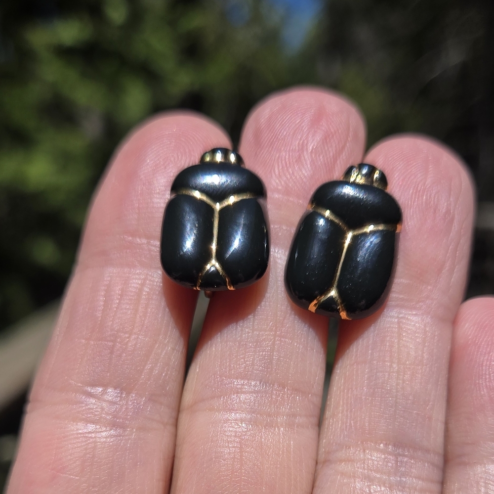 Black Porcelian & Gold Scarab Screw On Vintage Earrings - Picture 4 of 7